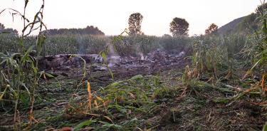 Los restos del avión AN-12 estrellado este sábado 16 de julio de 2022 en la noche en Antiphilippi, Kavala, en el norte de Grecia.