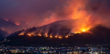 Vista del incendio forestal en la localidad de O Barco de Valdeorras, Ourense, Galicia, este domingo 17 de julio de 2022.