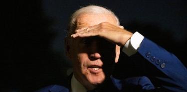 Biden se cubre los ojos del sol mientras atiende a los medios a su regreso a la Casa Blanca tras el viaje por Oriente Medio, este domingo 17 de julio de 2022.