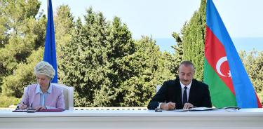 La presidenta de la Comisión Europea, Ursula Von der Leyen, y el dictador de Azerbaiyán. Ilham Alíev, firman en Bakú el acuerdo para aumentar el suministro de gas a Europa, este lunes 18 de julio de 2022.