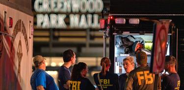 Agentes del FBI, en el lugar del tiroteo del domingo 17 de julio de 2022 en Greenwood, Indiana.