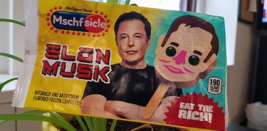 Empaque de un helado con el rostro de Elon Musk que se vende desde una camioneta en la calle Broadway, Nueva York, el 12 de julio de 2022.