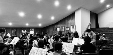 La orquesta ensayando en el Centro Cultural Ollin Yoliztli.