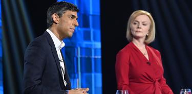 Rishi Sunak y Liz Truss, los dos finalistas para suceder a Boris Johnson en septiembre en el Partido Conservador, en el debate tory del domingo 17 de julio de 2022 en Londres.