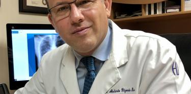 El doctor Abelardo Elizondo Ríos, neumólogo especialista en salud respiratoria y terapia intensiva, advierte de los riesgos y complicaciones de la Enfermedad Pulmonar de Obstructiva Crónica (EPOC)