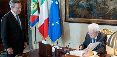 El presidente italiano, Sergio Mattarella, firma el decreto de convocatoria electoral ante el primer ministro dimisionario, Mario Draghi, este jueves 21 de julio de 2022 en Roma.