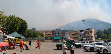 Una columna de humo sale de un incendio en Massarosa, justo al norte de Pisa, Italia, este martes 19 de julio de 2022.