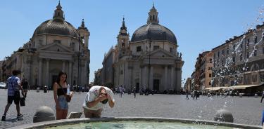 Personas se refrescan en Roma ante la ola de calor que sufre Italia, el 18 de julio de 2022.