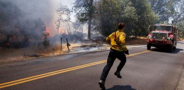 Bomberos combaten el incendio Oak en Midpines, California, este sábado 23 de julio de 2022.
