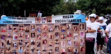Con pancartas y lonas con la fotografía de sus familias y amigos desaparecidos, se unieron en oración.