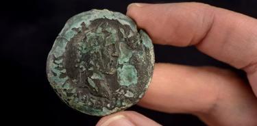 Hallan moneda con representación de diosa romana de la luna en costa israelí