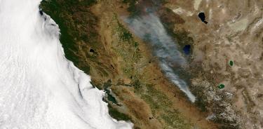Una imagen satelital muestra humo en el incendio cerca del parque nacional Yosemite en California, este domingo 24 de julio de 2022, publicada el lunes 25.