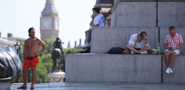 Personas descansan frente a Trafalgar Square, en Londres, en el día más calurosos de su historia, el 19 de julio de 2022.