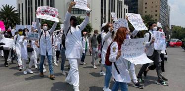 Médicos pasantes marchan en la Cdmx contra inseguridad