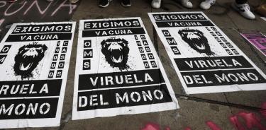 Un grupo de personas se manifiestan para exigir vacunas contra la viruela del mono afuera de la Secretaria de Salud de la Ciudad de México