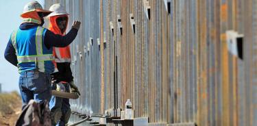 Obreros trabajan para terminar el muro metálico ordenado por el presidente estadounidense, Donald Trump, en una imagen de archivo.
