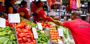 Un hombre compra en un puesto de fruta y verduras de un mercado de Madrid, este viernes 29 de julio de 2022.