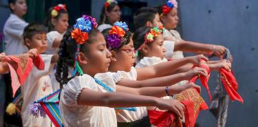 Algunos de las niñas y niños cantores del Faro de Oriente que participan en “Brundibar”, en el Teatro Julio Castillo.