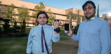 Los alumnos del IPN, Alfredo Armenta Espinosa y Efraín Villegas Sánchez, diseñaron y crearon la pulsera que ayuda a los alumnos un mal que es común en ellos: el estrés académico.