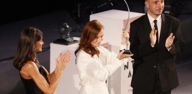 La actriz francesa Isabelle Huppert acompañada por la reina Letizia y el director del festival, Jaume Ripoll, tras recibir el premio 'Master of Cinema'.