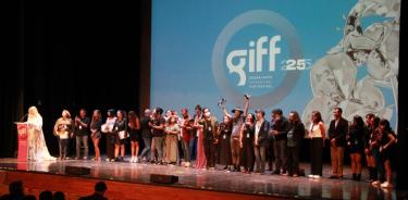 Imagen de la ceremonia de clausura con todos los ganadores presentes y el equipo del festival.