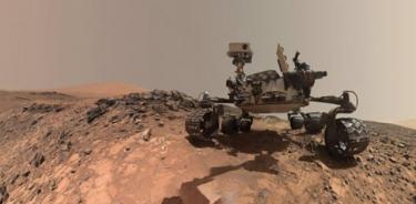 El rover Curiosity Mars de la NASA tomó este autorretrato de ángulo bajo en el sitio donde perforó una roca el 30 de julio de 2015, produciendo un polvo (visible en primer plano) que luego se confirmó que contenía el raro mineral tridimita.