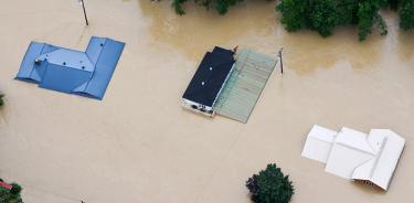 Vista aérea de las inundaciones en el condado Hazard, Kentucky, el viernes 29 de julio de 2022.