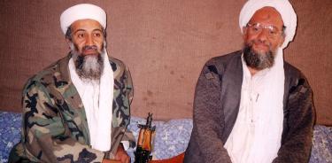 Osama Bin Laden y Ayman Al Zawahiri, juntos en una imagen antigua.