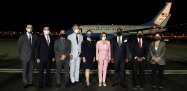 Nancy Pelosi (centro), junto al canciller de Taiwán, Joseph Wu (2-izq.) y otros altos cargos taiwaneses, este martes tras aterrizar en Taipéi.