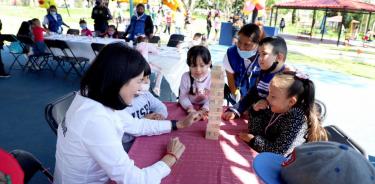 Alcaldesa Lía Limón visita a las niñas y los niños en el Parque Acuático Jalalpa 2000.