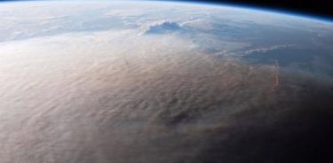 Una imagen del 16 de enero de 2022 muestra la columna de ceniza de la erupción volcánica Hunga Tonga-Hunga Ha'apai que ocurrió el día anterior. Un astronauta tomó una fotografía del penacho de la Estación Espacial Internacional.