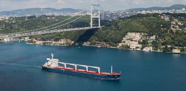 El buque Razoni, cargado con 26 mil toneladas de grano uraniano, este miércoles 3 de agosto de 2022 a su paso por Estambul, Turquía, en ruta hacia Líbano.