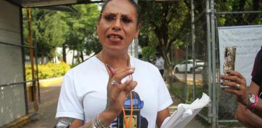 La activista Kenya Cuevas habla hoy durante una rueda de prensa afuera del Reclusorio Sur en Ciudad de México (México).