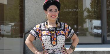 La soprano mexicana Rebeca Olvera vuelve al prestigioso festival para interpretar el personaje de Berta, que aparece caracterizada vestida como la pintora mexicana Frida Kahlo.