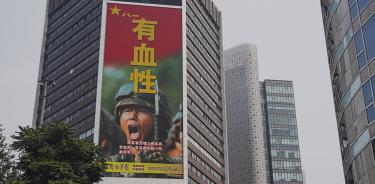 Un cartel propagandístico promociona el ejército chino en su 95 aniversario, este jueves 4 de agosto de 2022 en Pekín.
