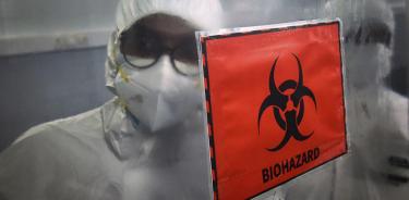 Técnicos de laboratorio trabajan en el laboratorio molecular del departamento de Salud de Tamil Nadu, Chennai, India, para analizar el virus de la viruela del mono, el 28 de julio de 2022.