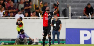 Julián Quiñones de Atlas celebra su gol ante Querétaro
