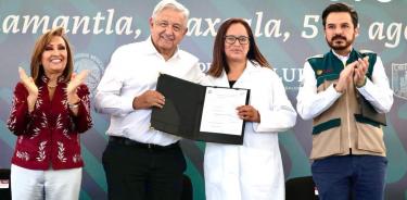 El presidente López obrador hizo entrega simbólica de dos bases incorporadas a IMSS-Bienestar, una de ellas a la doctora Katya Cervantes Roldán, médica general/