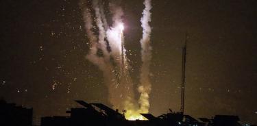 Milicianos de las brigadas Al Quds, brazo armado de la Yihad Islámica, disparan cohetes contra Israel desde Gaza, este viernes.
