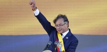 Gustavo Petro alza el puño en señal de victoria del cambio durante su investidura como presidente de Colombia, este domingo en Bogotá.