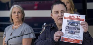 La número dos de la policía de Albuquerque, Cecily Barker, junto a la gobernadora de Nuevo México, Michelle Luján Grisham, muestra el cartel de un coche que buscan en relación con el asesianto de cuatro hombres musulmanes.