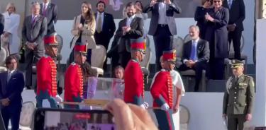 El rey de España, Felipe Vi, se mantiene sentado mientras otras autoridades latinoamericanas se levantan al paso de la espada de Bolívar, el domingo durante la investidura de Gustavo Petro en Bogotá.