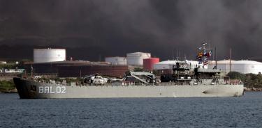Fotografía de un barco mexicano enviado por el Gobierno de ese país para prestar ayuda tras la explosión en la base de contenedores en la zona industrial, en Matanzas (Cuba)