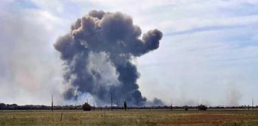 Una columna de humo sale del aeródromo de Saki, en Novofedorovka, Crimea, este martes 9 de agosto de 2022, tras varias explosiones en un depósito de munición.
