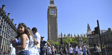 Gente pasa frente al Big Ben y el parlamento británico este martes 9 de agosto de 2022 en Londres.