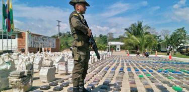Un policía vigila paquetes de droga incautados en Turbo, Colombia, en una imagen de archivo.