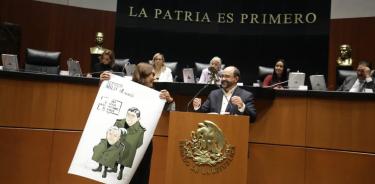 Alvarez Icaza muestra caricatura de AMLO con uniforme militar