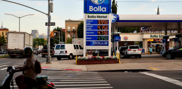 Gasolinera con el nuevo precio del galón, por debajo de los cuatro dólares