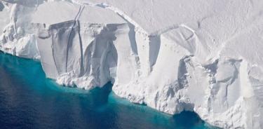 El frente de 60 metros de altura  de la plataforma de hielo Getz en la Antártida está marcado con grietas donde es probable que los icebergs se rompan o partan, en esta foto de 2016.