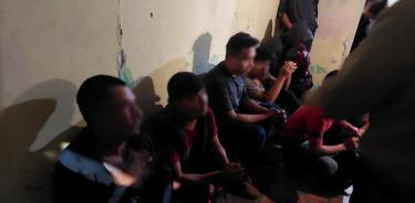 Elementos del Instituto Nacional de Migración (INM), rescataron a 22 migrantes de origen guatemalteco, a quienes tenían retenidos contra su voluntad y les exigían 2,500 dólares para liberaros